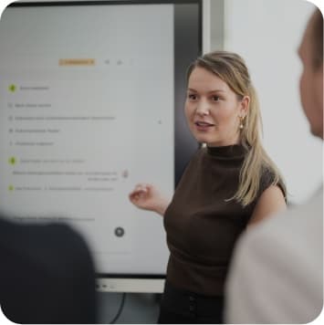 Nadia Wiegand vor einem Whiteboard